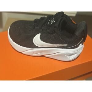 Nike Star Runner 4 NN GS Black White Sneakers Kids size 5c DX7615-001